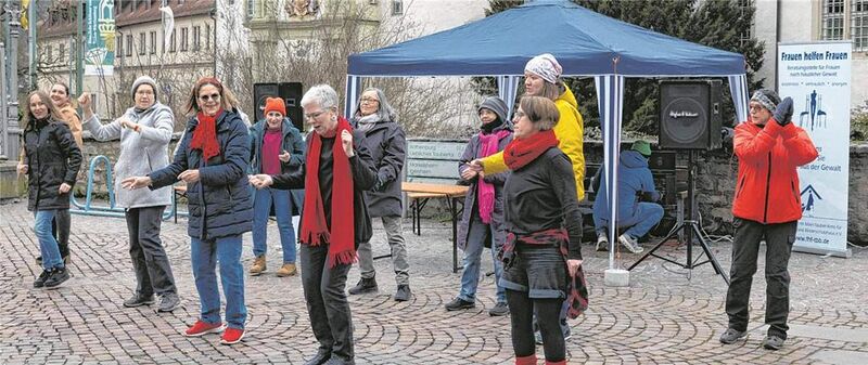 Mit dem Tanz „Break the Chain“ setzten Teilnehmerinnen auf dem Deutschordensplatz ein Zeichen gegen Gewalt an Frauen.